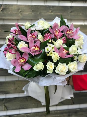 Букет цветов из: Розы и Хризантемы в Нерастанное