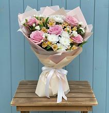 Букет цветов из:  Гвоздики, Орхидеи и Розы в Нерастанное