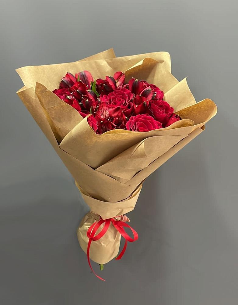 Букет цветов из: Альстромерии и Розы в Нерастанное