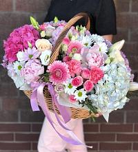 Цветочная композиция из Розы, Хризантемы, Пионы и Лизиантусы в корзине в Нерастанное