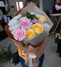Букет цветов из:  Герберы, Розы и Хризантемы в Нерастанное