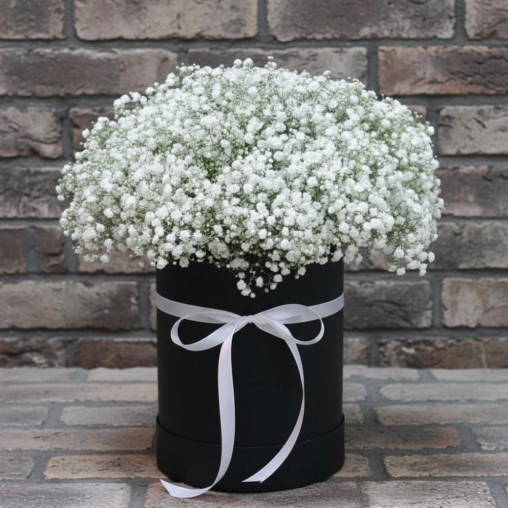 Цветочная композиция из Гипсофила в шляпной коробке в Нерастанное