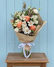 Букет цветов из:  Альстромерии, Лизиантусы, Розы и Хризантемы в Нерастанное