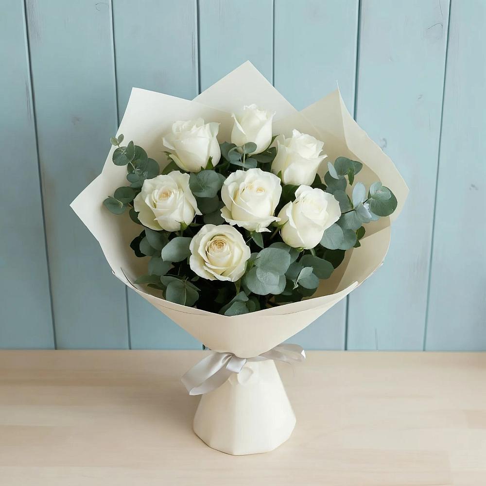 Букет Белые розы в Эвкалипте в Нерастанное