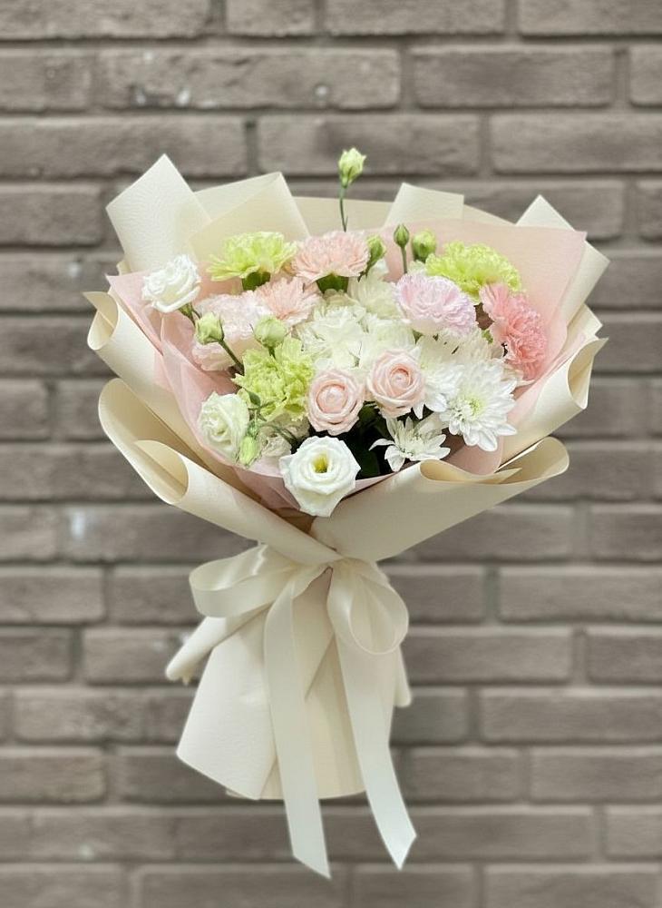 Букет цветов из: Гвоздики, Розы, Лизиантусы и Хризантемы в Нерастанное