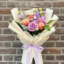 Букет цветов из:  Лизиантусы и Розы в Нерастанное