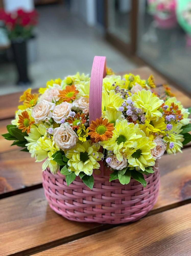 Цветочная композиция из Хризантемы и Розы в корзине в Нерастанное