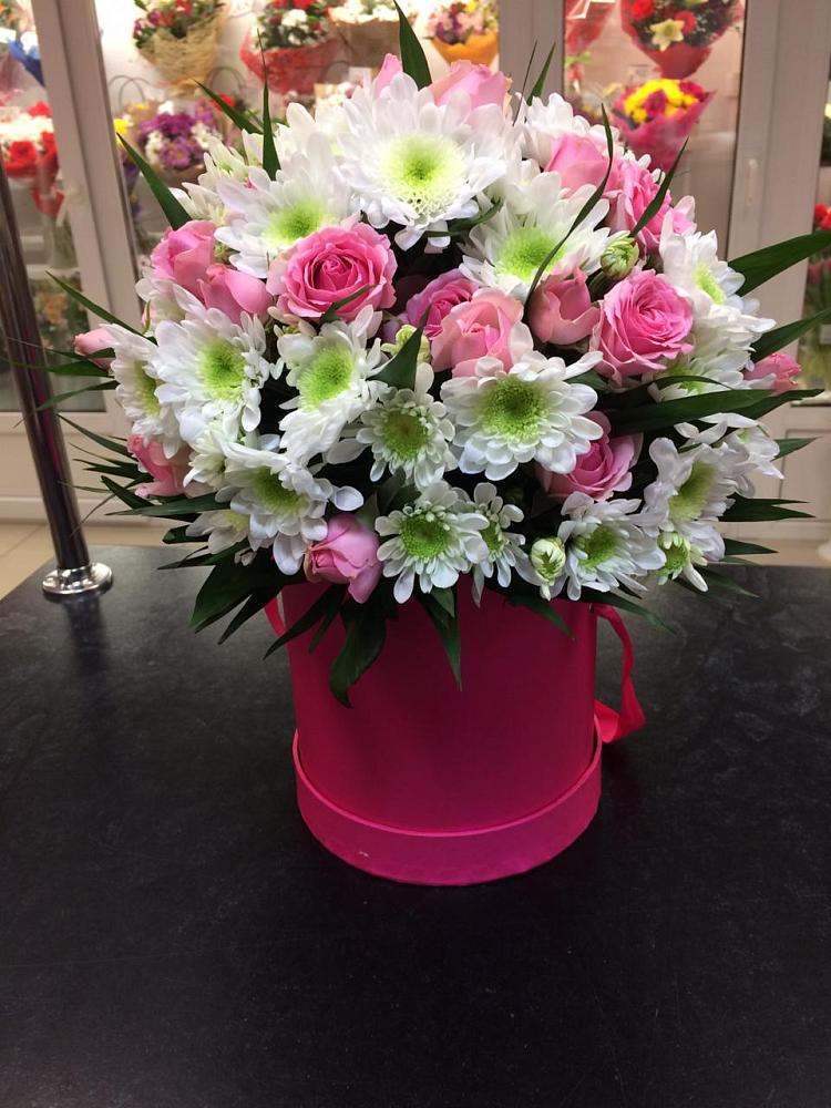 Цветочная композиция из Розы и Хризантемы в шляпной коробке в Нерастанное