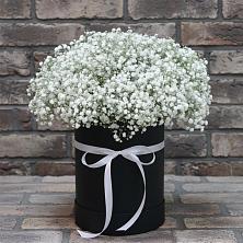Цветочная композиция из Гипсофила в шляпной коробке в Нерастанное