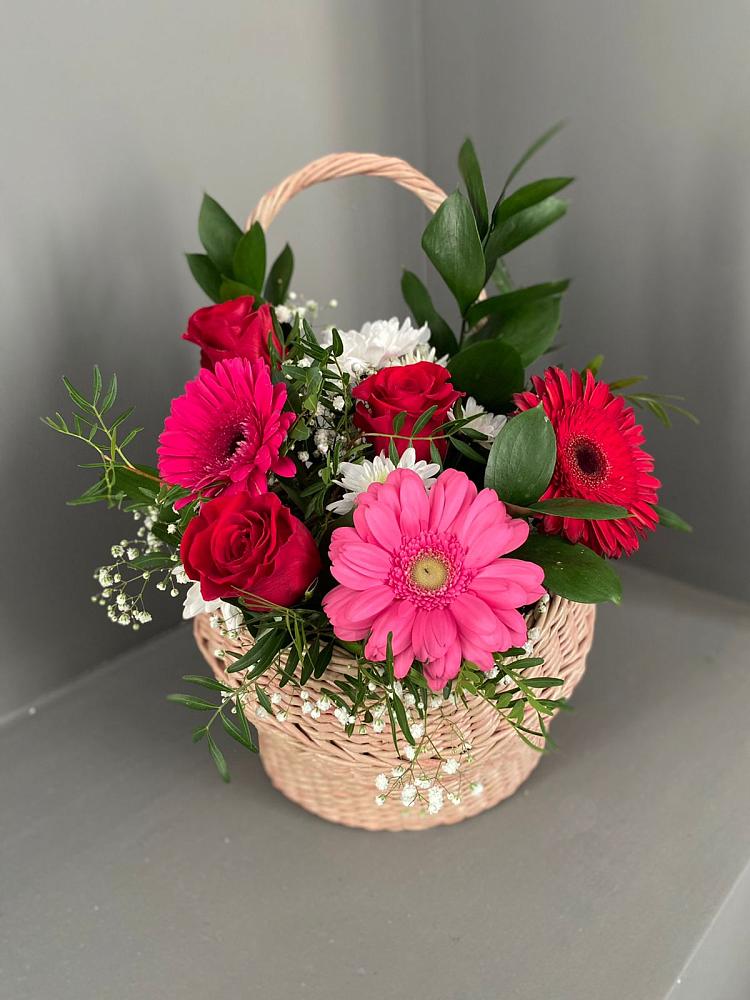 Цветочная композиция из Розы, Хризантемы и Герберы в корзине в Нерастанное