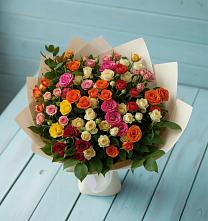 Букет Микс из разноцветных кустовых роз в Нерастанное